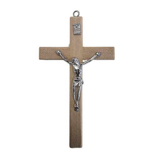 Tradycyjny krzyż drewniany wiszący o wysokości 12 cm z jasnego drewna bukowego ze srebrną pasyjką Jezusa i metalowym oczkiem do zawieszenia.