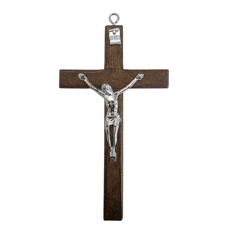 Tradycyjny krzyż drewniany wiszący o wysokości 12 cm w kolorze ciemnego orzecha ze srebrną pasyjką Jezusa i metalowym oczkiem do zawieszenia.