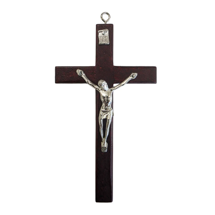 Nowoczesny i elegancki krzyż ścienny o wysokości 12 cm wykonany z drewna w kolorze ciemnej wiśni, ozdobiony srebrną pasyjką Jezusa i zawieszką.