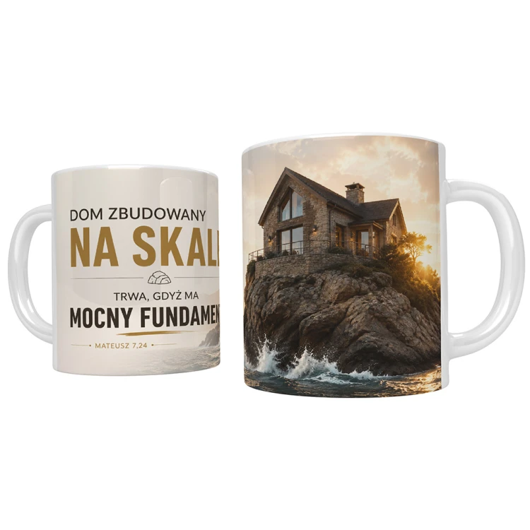 Kubek chrześcijański z cytatem z Ewangelii św. Mateusza „Dom zbudowany na skale trwa, gdyż ma mocny fundament” (Mt 7,24) oraz grafiką domu stojącego na skale nad wzburzonym morzem.