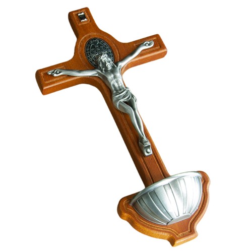 Drewniana kropielnica ścienna z krzyżem św. Benedykta, metalowym wizerunkiem Chrystusa Ukrzyżowanego i miseczką na wodę święconą, 21,5 × 11 cm.