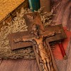 Drewniany krzyż Trójcy Świętej z ręcznie rzeźbionym wizerunkiem Boga Ojca, Jezusa Chrystusa i Ducha Świętego.
