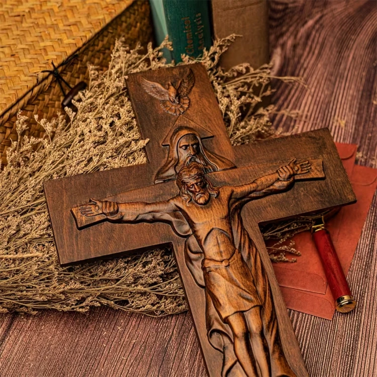 Drewniany krzyż Trójcy Świętej z ręcznie rzeźbionym wizerunkiem Boga Ojca, Jezusa Chrystusa i Ducha Świętego.