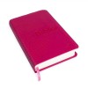 Biblia dla kobiet w malinowej oprawie z tłoczonym motywem kwiatowym
