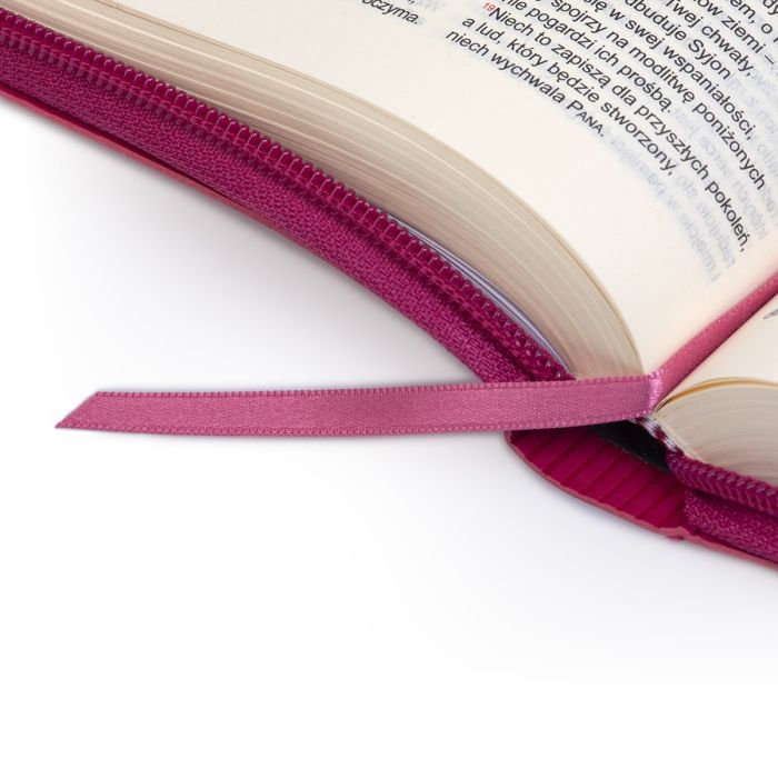 Wnętrze Biblii dla kobiet – tasiemka zakładki i zamek oprawy