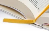 Pamiątka Chrztu Świętego – zbliżenie stron Biblii i zakładki