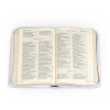 Otwarta biała Biblia z rybką – tekst biblijny i przypisy