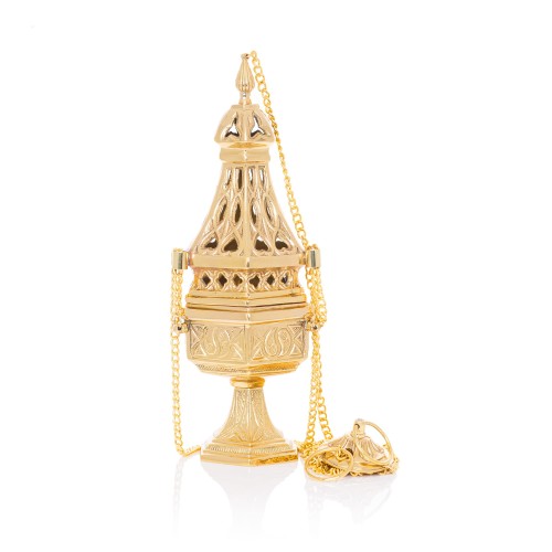 Wysoki mosiężny trybularz z wieloboczną podstawą i smukłą ażurową pokrywą