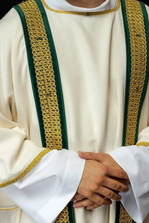 Dalmatyka ecru z zielono-złotymi pasami i kamieniami