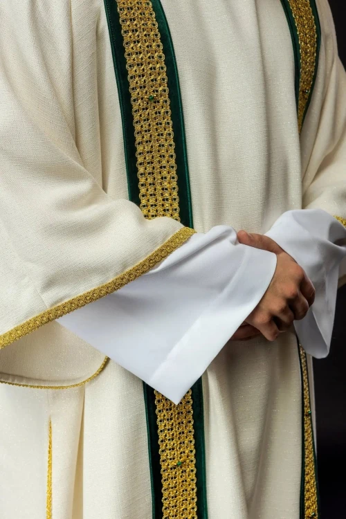 Rękaw dalmatyki ecru ze złotą lamówką