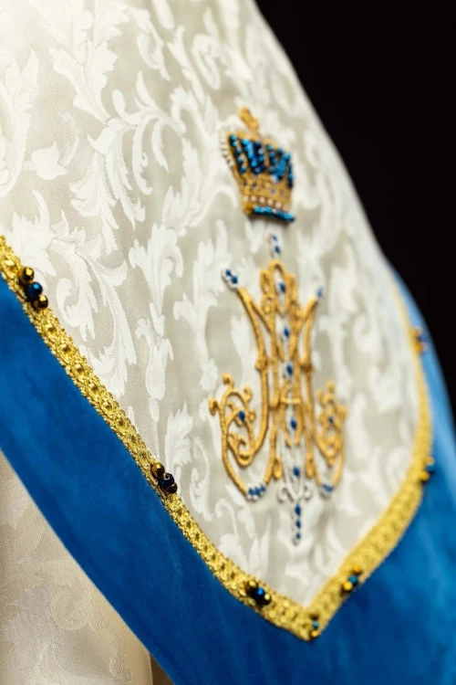 Maryjny haft kapy — ujęcie boczne