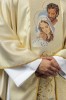 Złota lamówka i ułożenie tkaniny ornatu