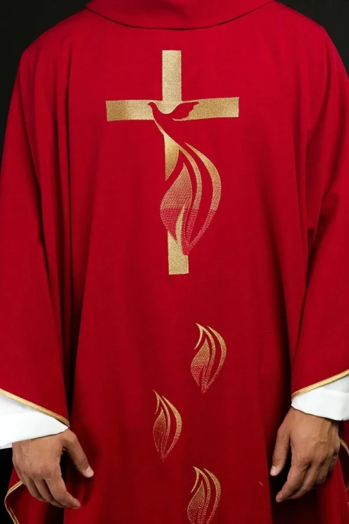 Czerwony ornat ze złotym krzyżem i gołębicą