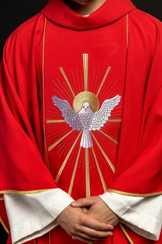 Czerwony ornat z haftowaną gołębicą Ducha Świętego