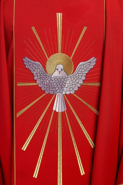 Haft gołębicy w złotych promieniach na czerwonym ornacie