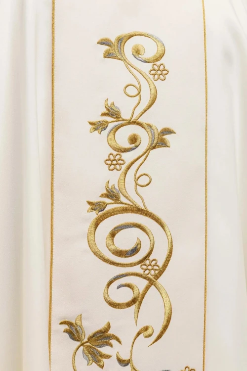 Złoty ornament roślinny na ornacie ecru