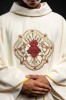 Serce Jezusowe w złotym medalionie – szczegóły haftu