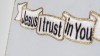 Zdjęcie hurtowni – detal haftu z angielskim napisem Jesus I trust in You