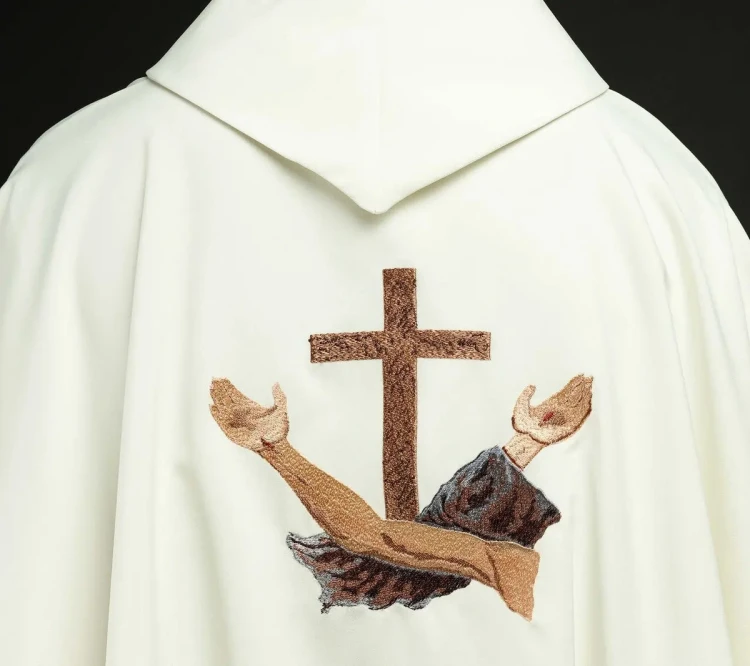 Herb franciszkański z krzyżem i skrzyżowanymi ramionami