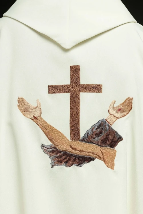 Haft herbu franciszkańskiego – zbliżenie