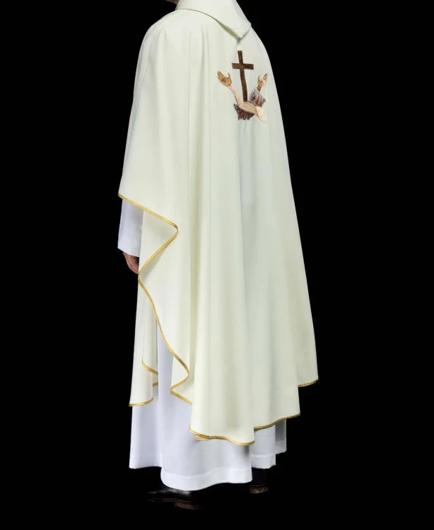 Tylna strona ornatu ecru z herbem franciszkańskim