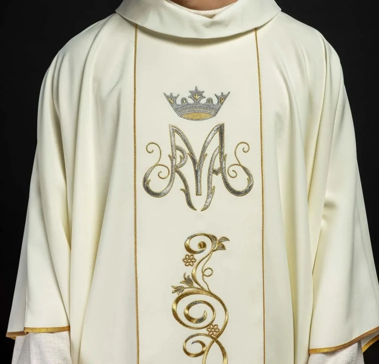 Ornat maryjny ecru z monogramem w koronie