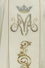 Monogram maryjny i korona – zbliżenie haftu