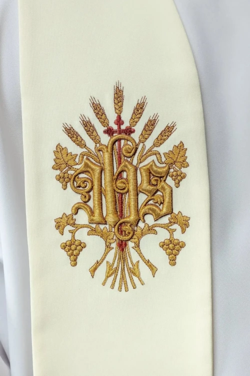 Monogram IHS w złotym hafcie na jasnej tkaninie
