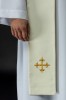 Krzyż przy zakończeniu ramienia stuły ecru