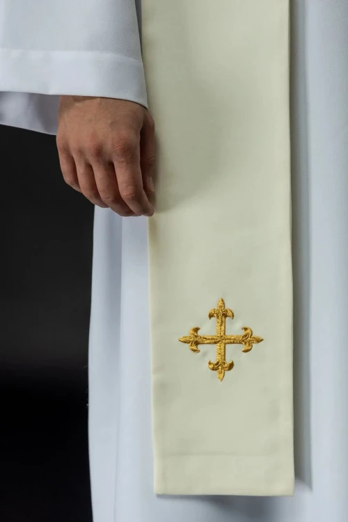 Krzyż przy zakończeniu ramienia stuły ecru