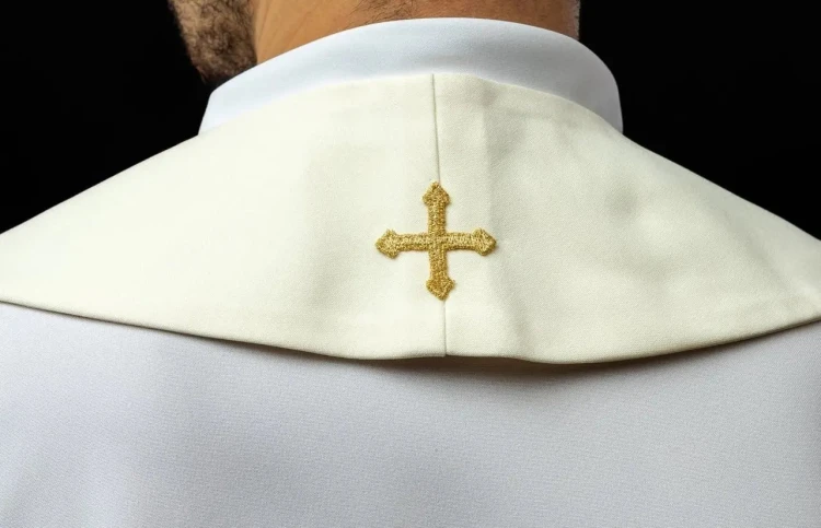 Krzyż na części karkowej stuły ecru