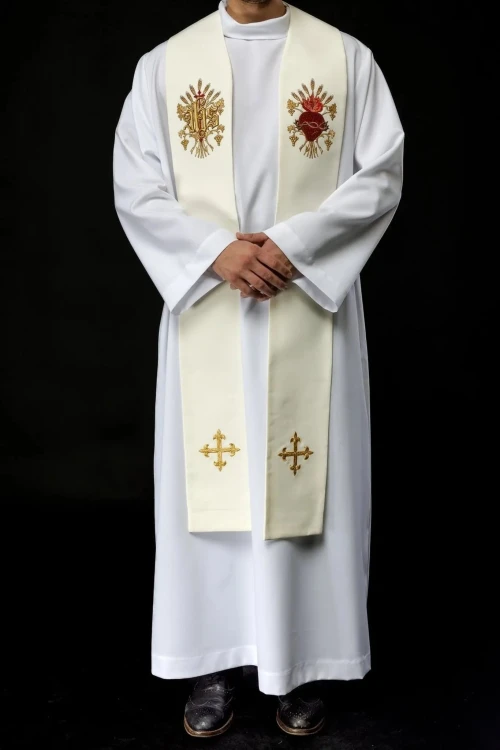 Stuła z IHS i Sercem Jezusa widoczna z przodu