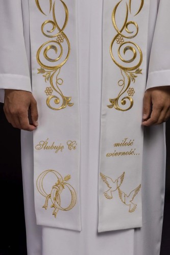 Złote zdobienia obu ramion białej stuły ślubnej