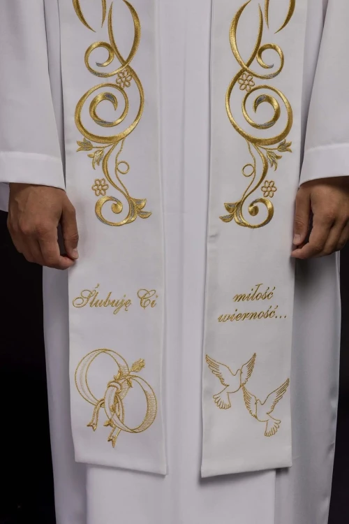 Złote zdobienia obu ramion białej stuły ślubnej