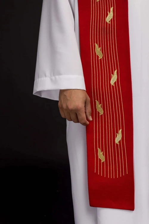 Płomienie i pionowe linie złotego haftu stuły