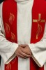 Haftowane ramiona czerwonej stuły w zbliżeniu