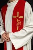 Złoty krzyż z płomieniem na czerwonej stule