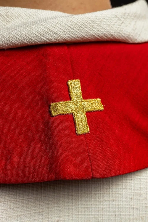 Krzyż na czerwonej części karkowej