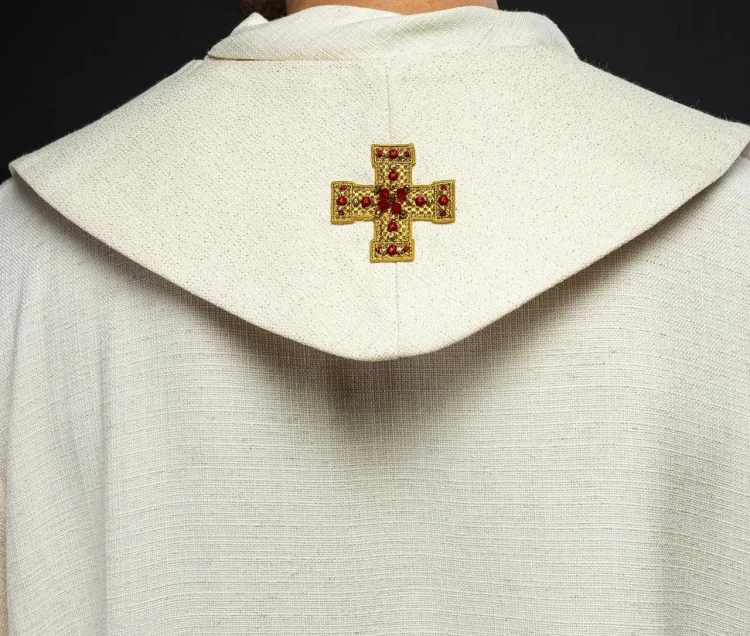 Niewielki krzyż na karkowej części stuły