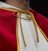 Czerwona pelerynka ministrancka wiązana – zdjęcie 4