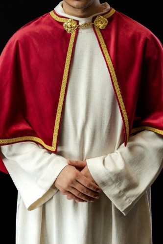 Aksamitna pelerynka czerwona z metalową sprzączką – zdjęcie 1