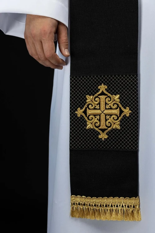 Czarna stuła aksamitna ze złotym krzyżem – zdjęcie 4