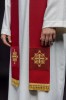 Czerwona stuła aksamitna ze złotym krzyżem i frędzlami – zdjęcie 3