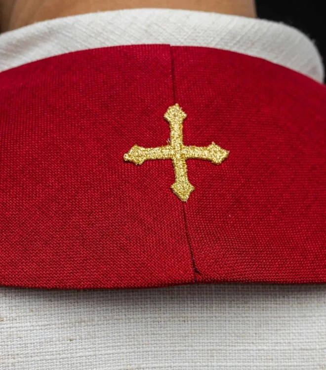 Czerwona stuła aksamitna ze złotym krzyżem i frędzlami – zdjęcie 4