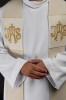 Aksamitna stuła ecru z haftem IHS i złotą dekoracją – zdjęcie 2