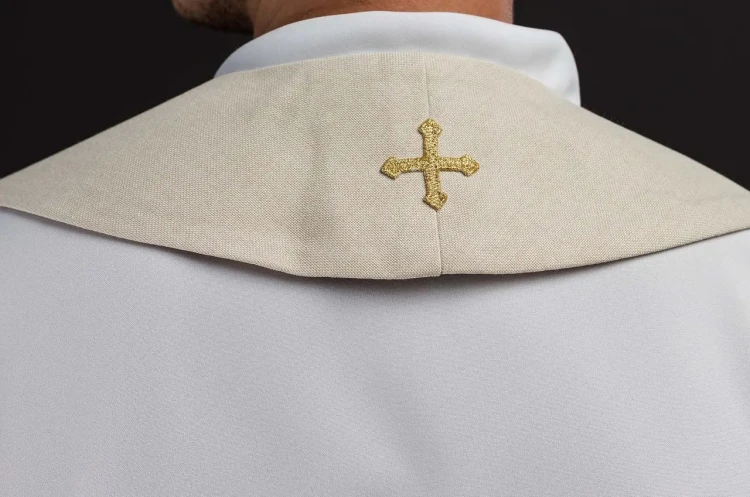 Aksamitna stuła ecru z haftem IHS i złotą dekoracją – zdjęcie 5
