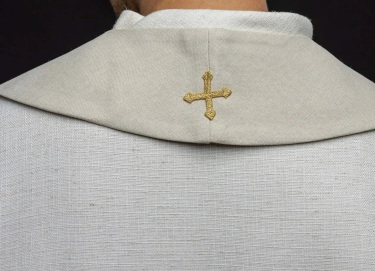 Stuła kapłańska ecru z aksamitu z krzyżami i frędzlami – zdjęcie 4