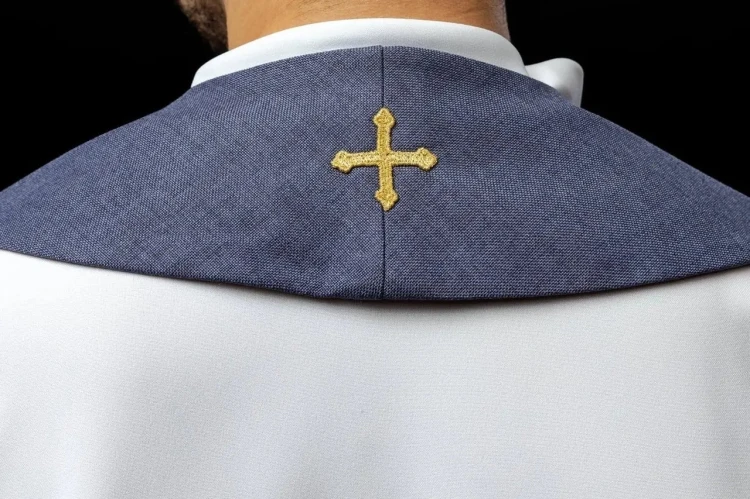 Fioletowa stuła aksamitna ze złotym haftem krzyża – zdjęcie 4