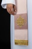 Różowa stuła kapłańska z aksamitu ze złotym krzyżem – zdjęcie 1
