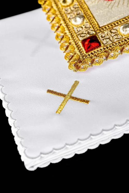 Biała bielizna kielichowa z Trzema Świętymi Sercami – zdjęcie 3